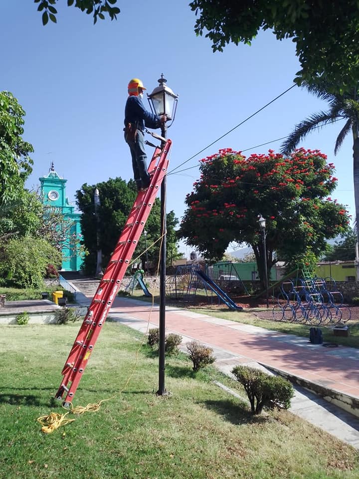 SE REALIZA MANTENIMIENTO DE ALUMBRADO PÚBLICO.